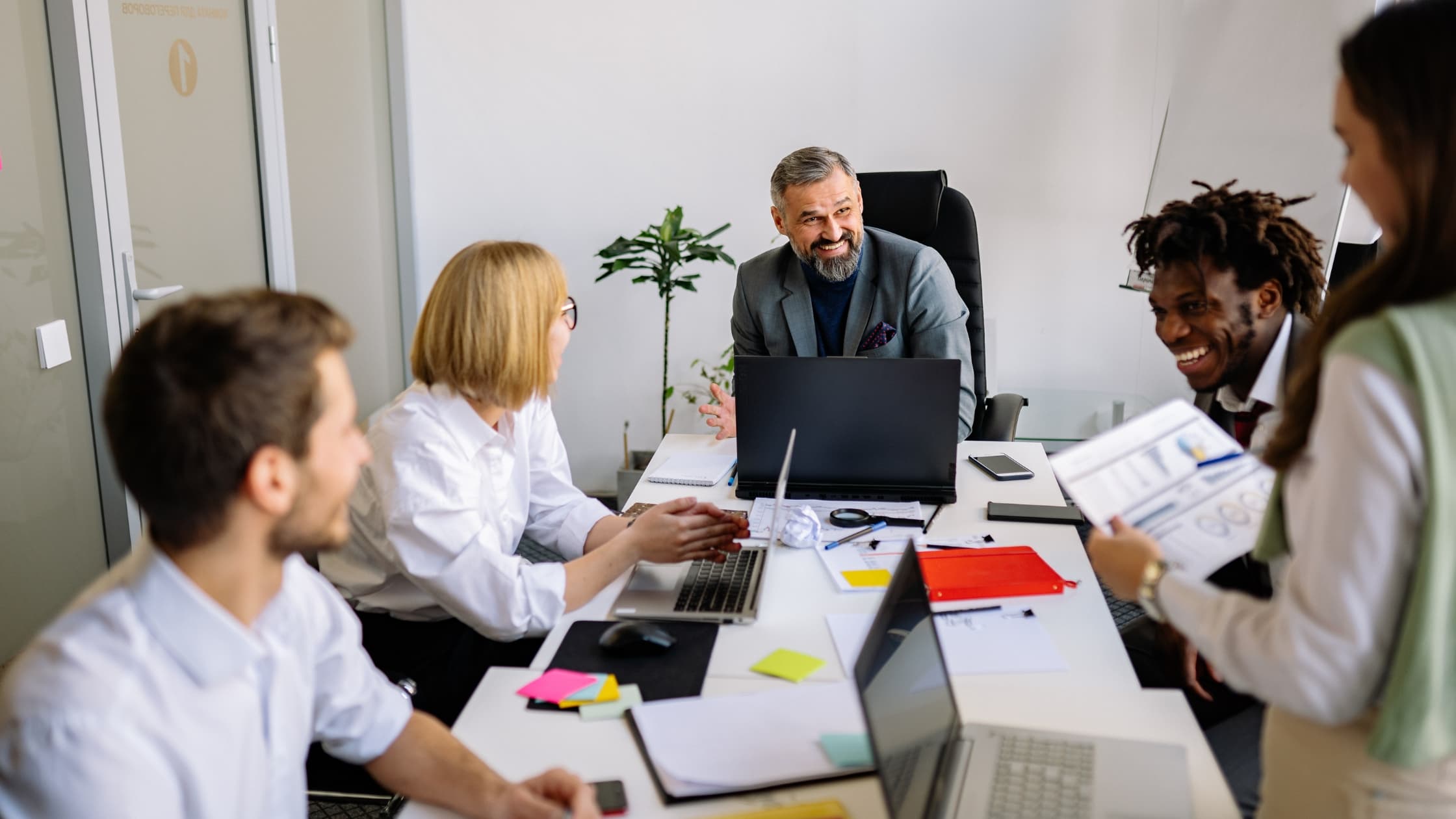 How to format meeting minutes (with templates)